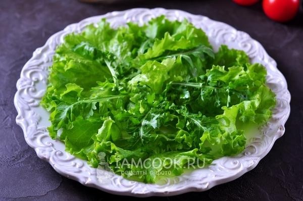 Letakkan daun salad di atas pinggan