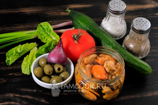 Salotų ingredientai su midijomis aliejuje
