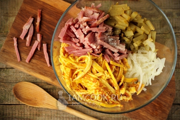 Połącz szynkę, omlet, ogórek i cebulę