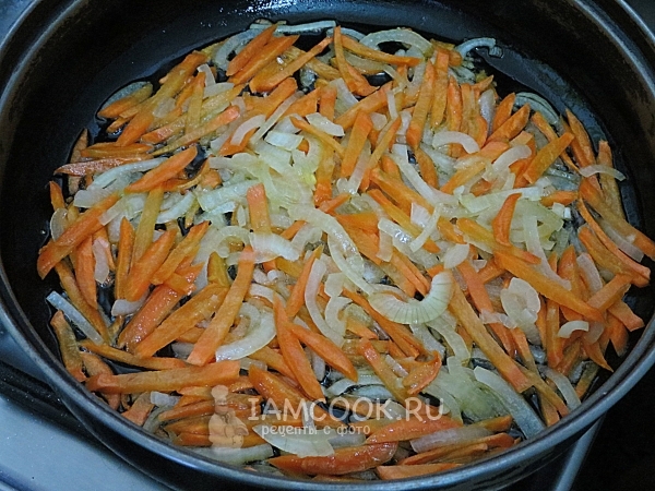 Se prăjește ceapa cu morcovi