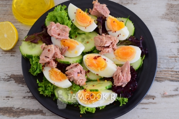 Salad dengan tuna ternakan, timun dan telur