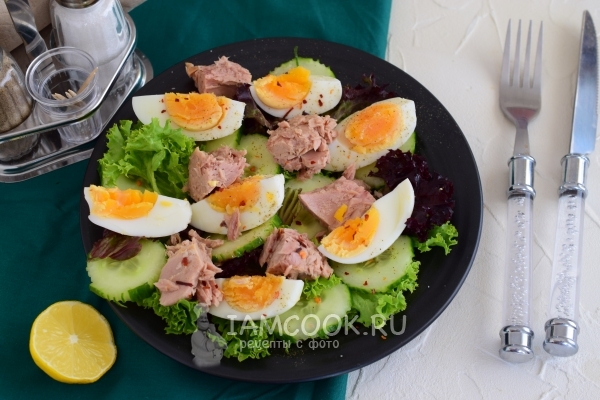 Resipi salad dengan tuna kaleng, timun dan telur