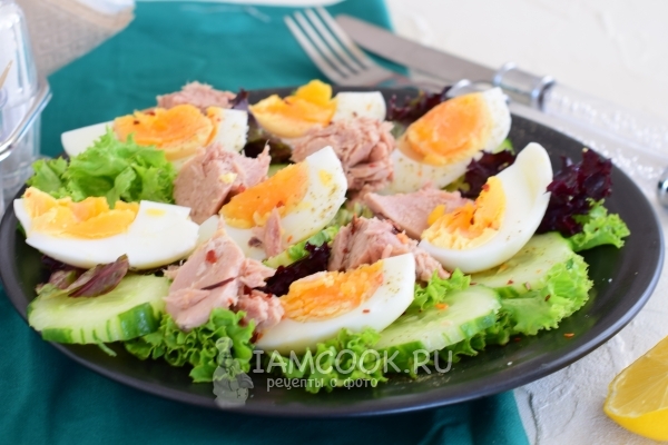 Foto salad dengan tuna kaleng, timun dan telur