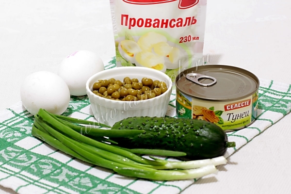 Ingrediënten voor salade met tonijn en groene erwten