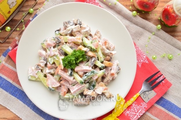 Jambon, mantar ve salatalık salatası fotoğraf