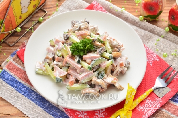 Jambon, mantar ve salatalık salatası tarifi