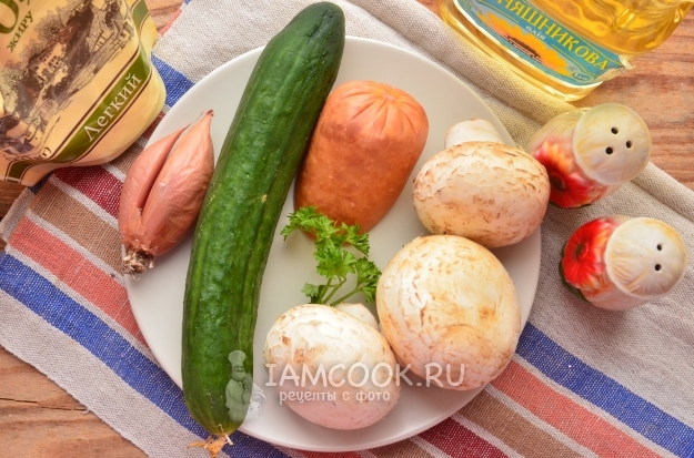 Ingredientes para salada com presunto, cogumelos e pepinos