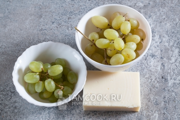 Ingredientai salotoms su vynuogėmis ir sūriu