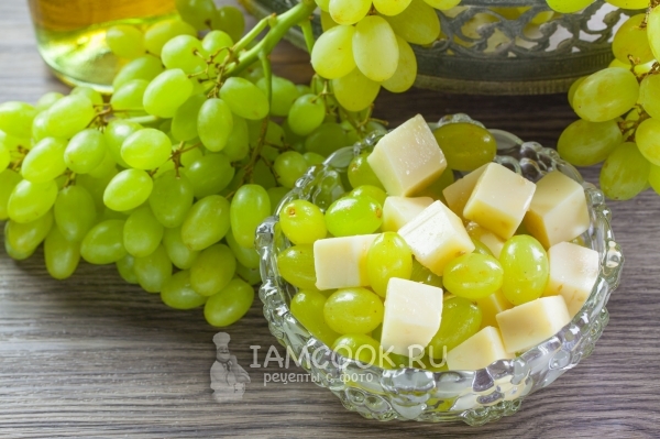 Nuotrauka salotos su vynuogėmis ir sūriu