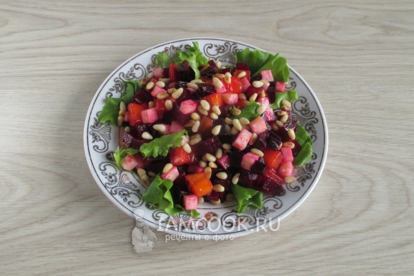 Salat med rødbeter, pinjekjerner og ost