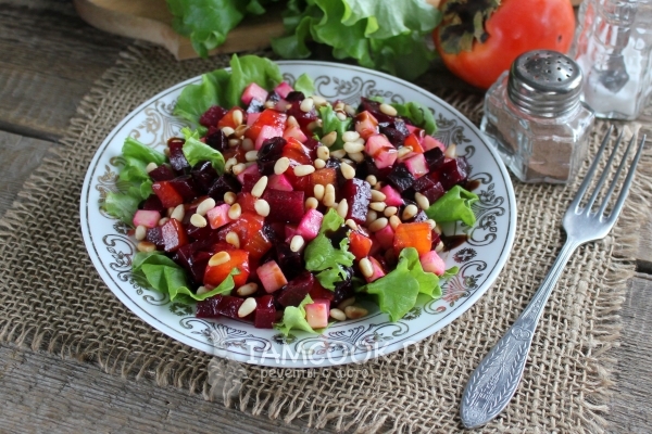 Bilde av salat med rødbeter, pinjekjerner og ost