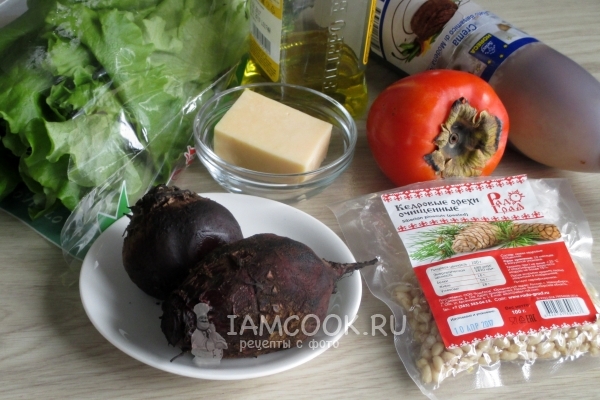 Ingredienser til salat med rødbeter, pinjekjerner og ost