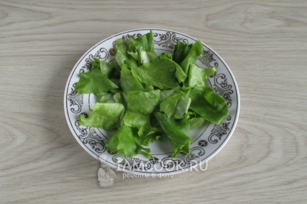 Umieść na talerzu liście sałaty