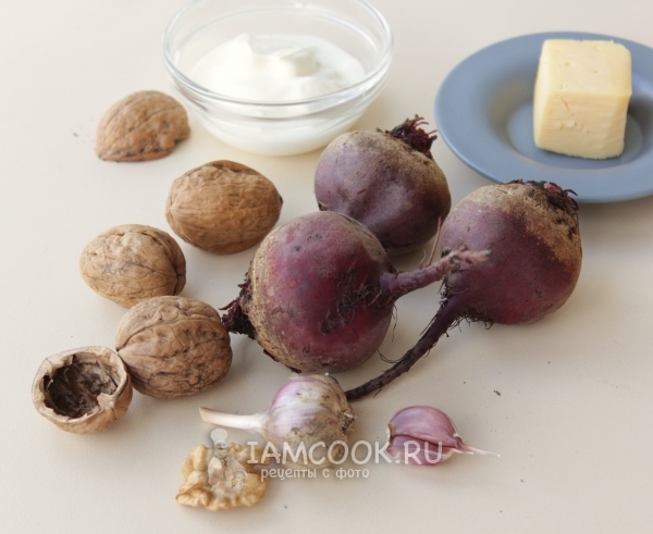 Bahan-bahan untuk salad dengan bit, keju, bawang putih dan walnut