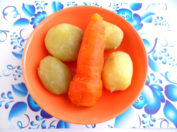 Descasque cenouras e batatas