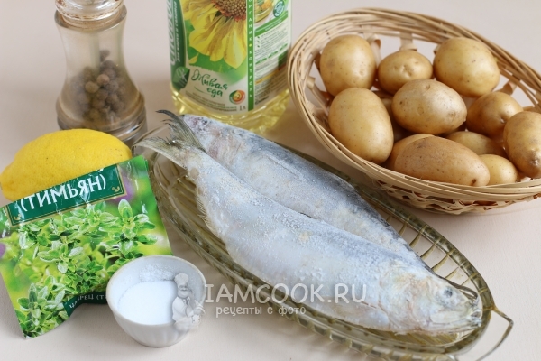 Fırında patates ile ringa balığı için malzemeler