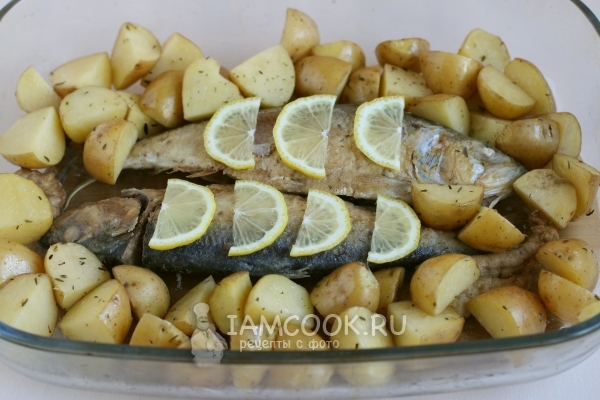 감자에 생선과 레몬을 넣으십시오.