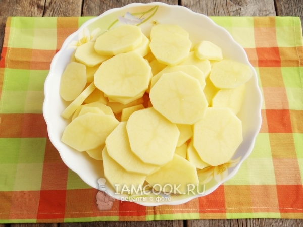 Tăiați cartofii