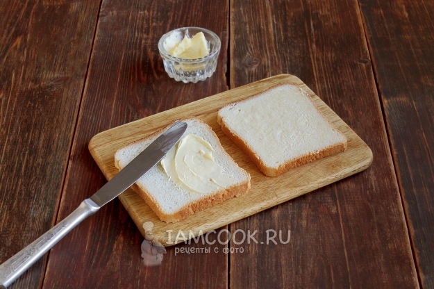 Sebarkan mentega pada roti