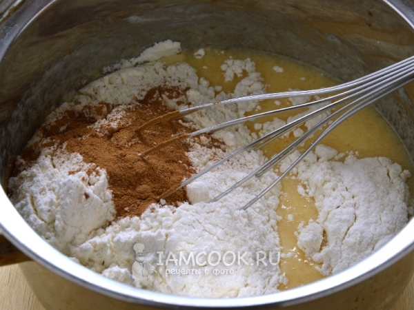 Tuangkan dalam tepung, kayu manis dan soda