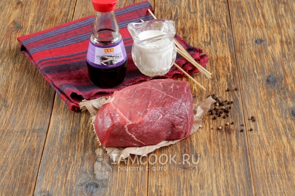 Bahan-bahan untuk memasak shish kebab dari daging lembu di dalam ketuhar pada lidi