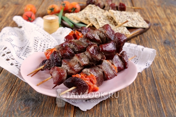Gambar shish kebab dari daging lembu dalam oven pada lidi
