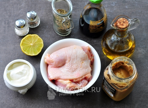 Bahan-bahan untuk kebab shish dari ayam dalam ketuhar pada lidi