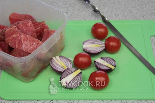 Soğan ve domates hazırlayın