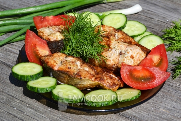Gambar kebab shish ikan merah pada kisi