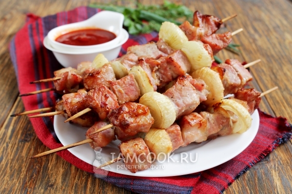 ภาพของเค้กจาก shish จากหมูบนเสียบในเตาอบ