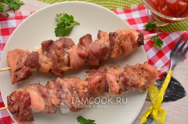 Fotografia unui kebab shish din carne de porc în folie într-un cuptor