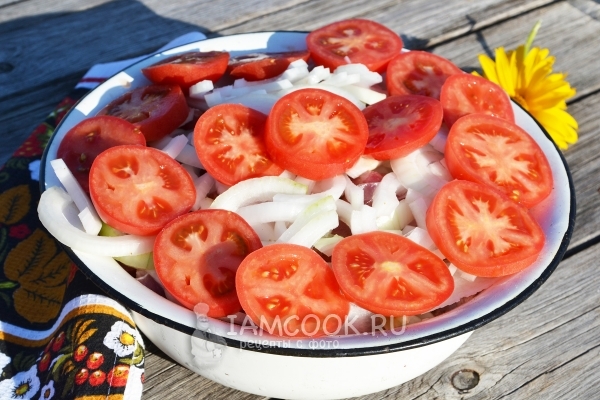 Połóż plastry pomidora