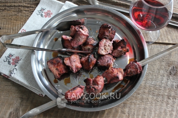 돼지 고기에서 와인에 shish 케밥의 사진
