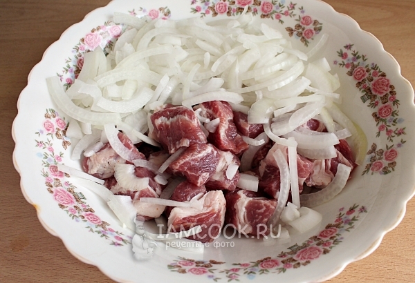 Włóż cebulę do mięsa