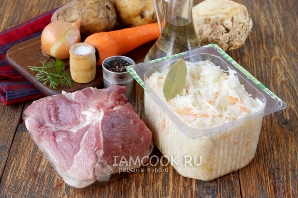 돼지 고기와 양배추 김치 용 재료