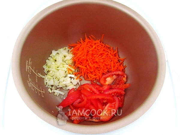 Masukkan bawang, wortel dan tomato dalam multivark