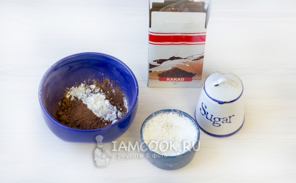 Kombiner pulverisert sukker, kakao og stivelse
