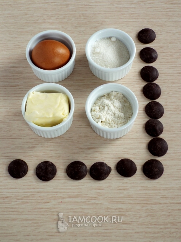 Bahan-bahan untuk muffin coklat dengan pengisian cecair