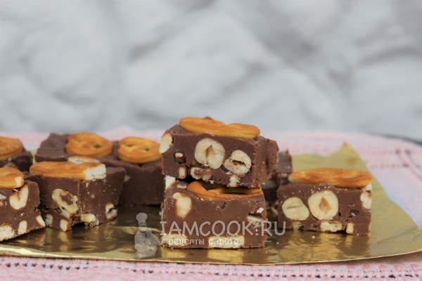 Gambar coklat fudge dengan hazelnuts