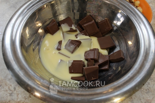 Gabungkan susu pekat dengan coklat