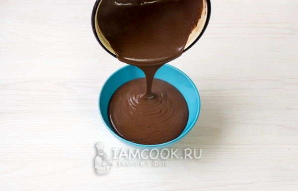 Tuangkan krim coklat ke dalam mangkuk