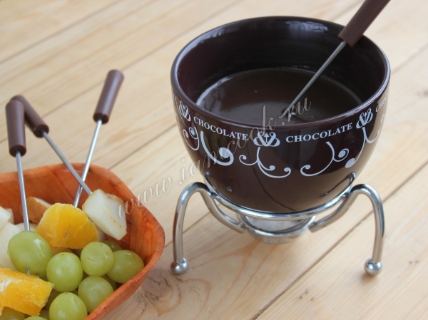 Menyediakan fondue coklat di rumah