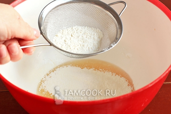 Peneire a farinha na mistura de ovo oleoso