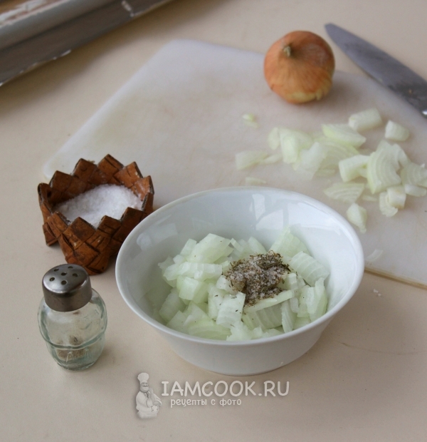 Voeg zout en peper toe aan uien.