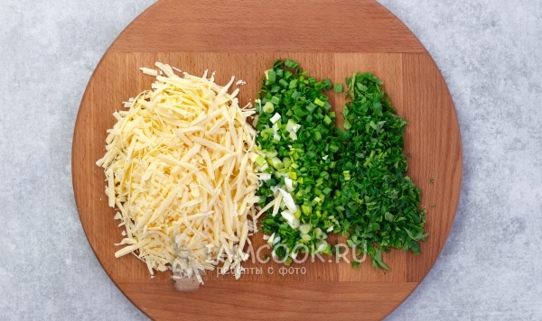 Решите сир и исеците зеленило