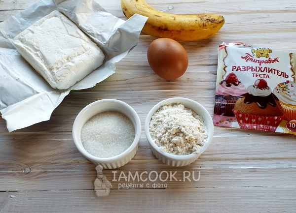 Bahan-bahan untuk kek keju dengan keju pisang dan kotej di dalam ketuhar