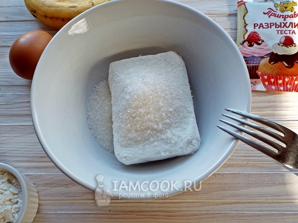 Gabungkan keju kotej dengan gula