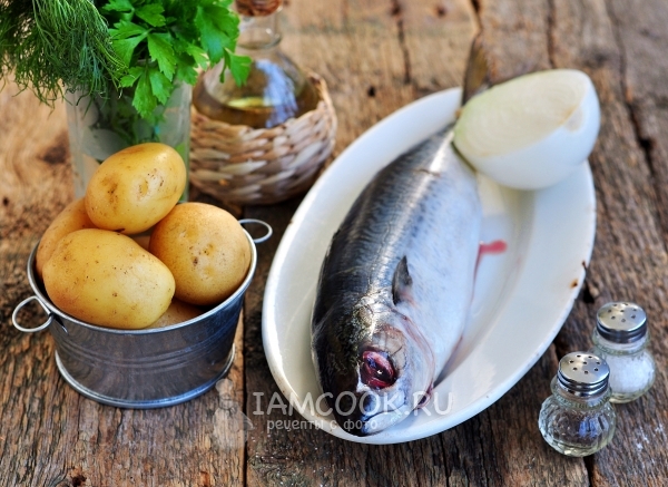 Ingredienser til makrell med poteter i folie i ovnen