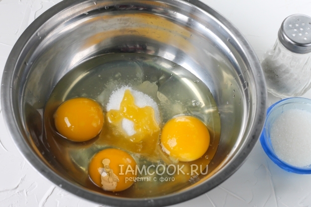 Verbind de eieren en suiker