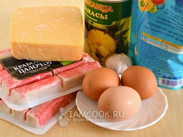 Kepinių tešlos ingredientai su krabų lazdelėmis ir ananasais
